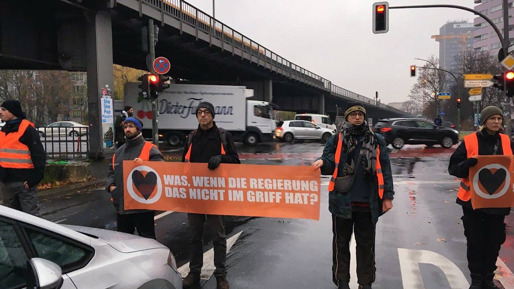 Umweltaktivisten stellen sich am Halleschen Ufer den Autofahrern in den Weg.