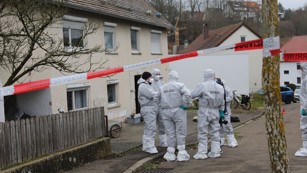 Einsatzkräfte begutachten einen Tatort in Illerkirchberg (Alb-Donau-Kreis). 