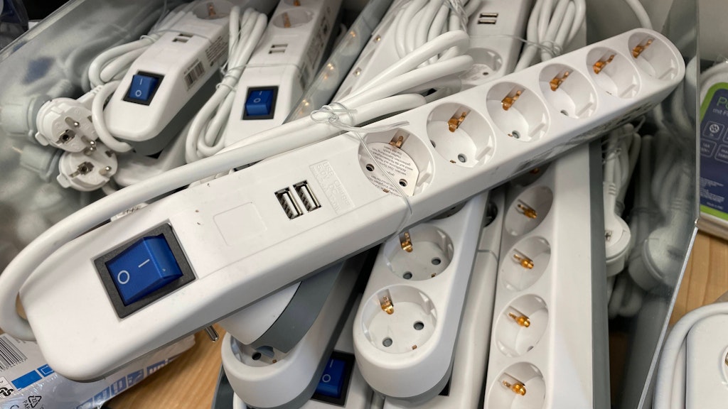 Der Beschriftung können Sie die Leistungsgrenze einer Mehrfachsteckdose entnehmen. Sie liegt meist bei 3500 Watt.