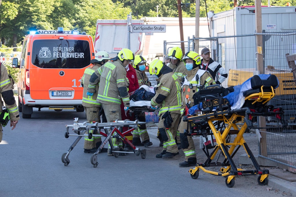 Bei einem Arbeitsunfall auf einer Baustelle in Spindlersfeld brachen im Sommer zwei Arbeiter durch eine nicht tragfähige Decke. Einer wurde mit dem Rettungshubschrauber ins Krankenhaus gebracht.