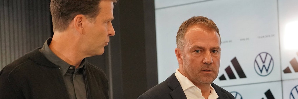 Hansi Flick zeigt sich nach dem Rücktritt von DFB-Direktor Oliver Bierhoff (l.) geschockt. Ob Flick nach dem WM-Debakel Bundestrainer bleibt, ist offen. 