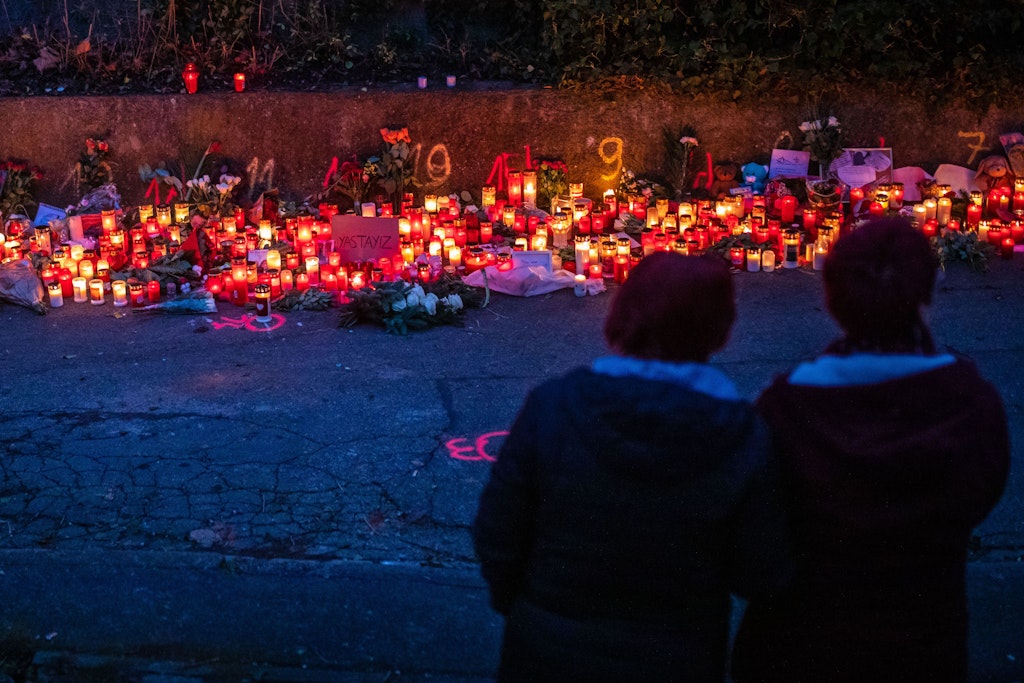 Kerzen wurden zum Gedenken an die getötete 14-Jährige aufgestellt.