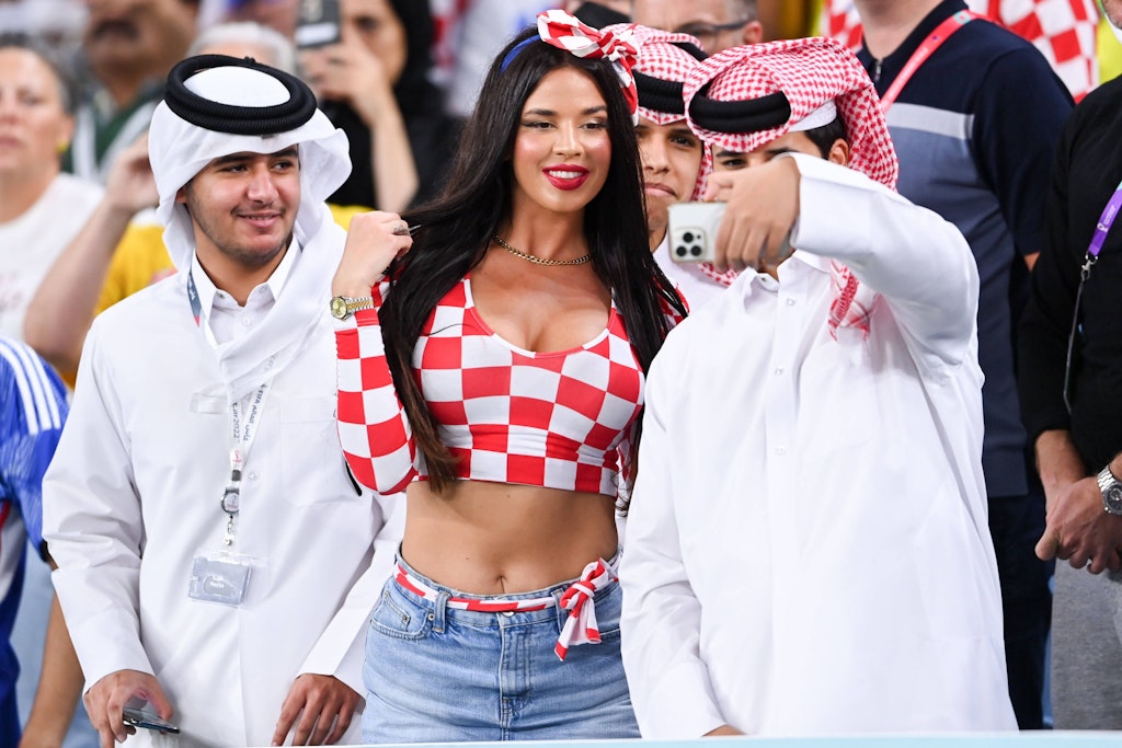 Die Katarer sind hin und weg: Ivana Knöll beim Spiel Japan gegen Kroatien im Stadion, umringt von Männern, die Selfies wollen.