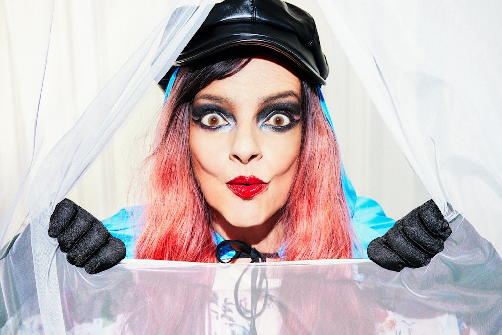 Auf Inszenierung versteht sich Nina Hagen noch immer: So hat sich die Musikerin für ihr neues Album fotografieren lassen.