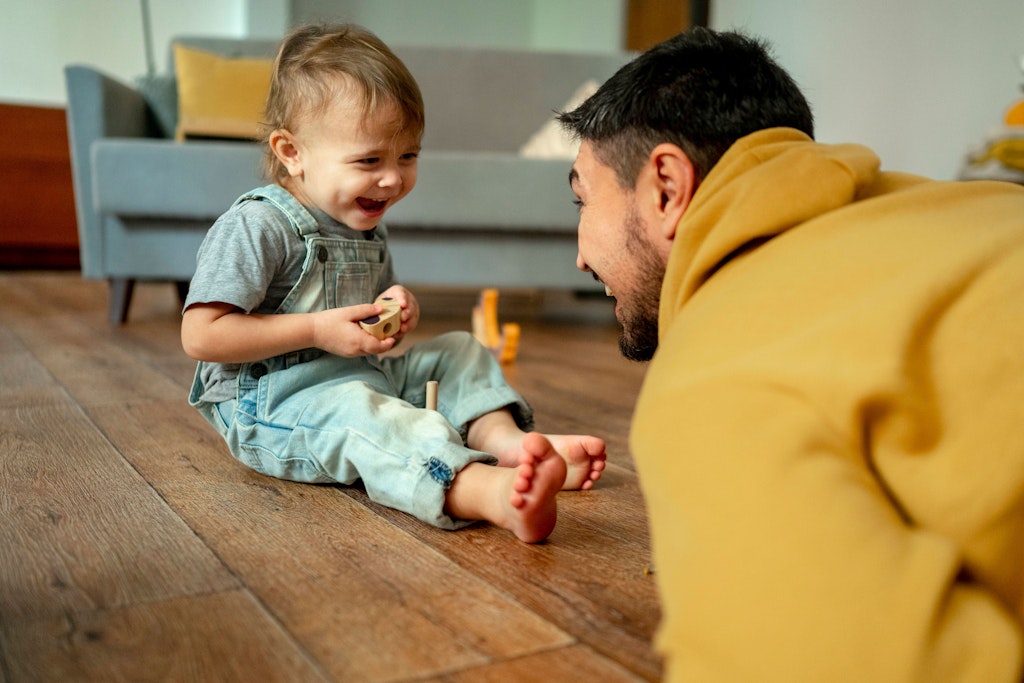 Mit dem Baby liebevoll zu schmusen, zu brabbeln und eine höhere Tonlage anzuschlagen, ist bei den meisten Eltern intuitiv.