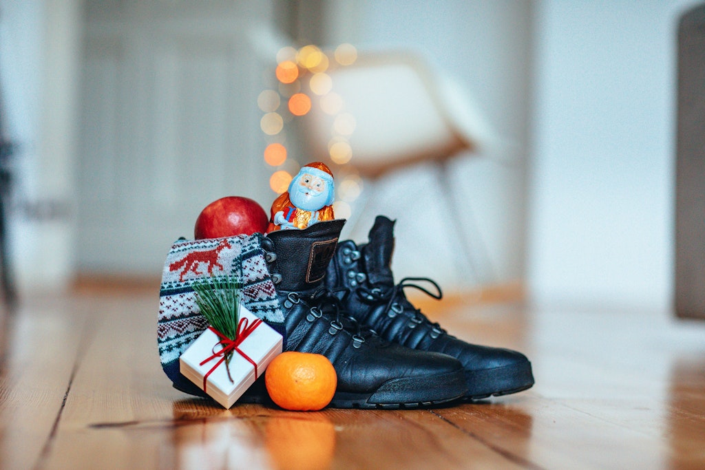 Mit kleinen Geschenken gefüllte Stiefel zum Nikolaustag - doch warum macht man das?