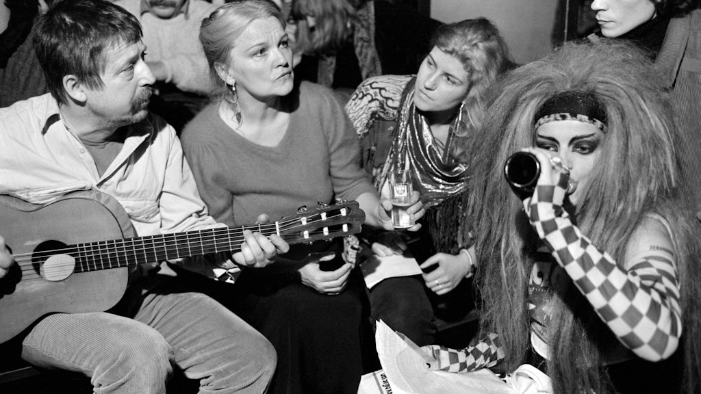 Im Februar 1988 in Hamburg: Nina Hagen mit Ziehvater Wolf Biermann und ihrer Mutter Eva-Maria Hagen