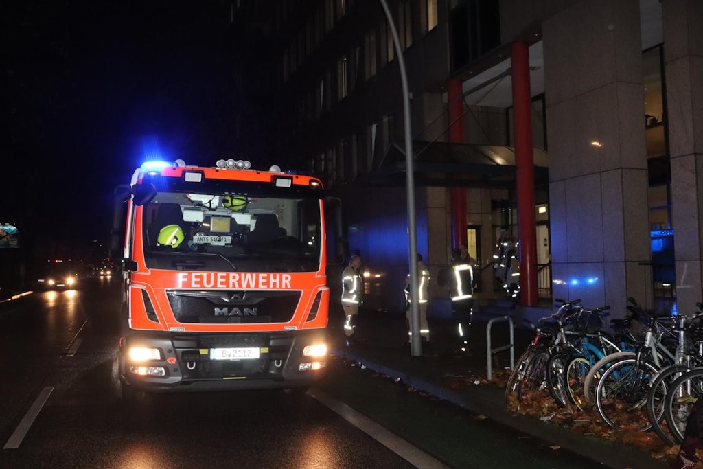 In der Lahnstraße 56 in Neukölln: Die Besatzung des Löschfahrzeugs kann endlich abrücken, weil ein Rettungswagen eingetroffen ist.