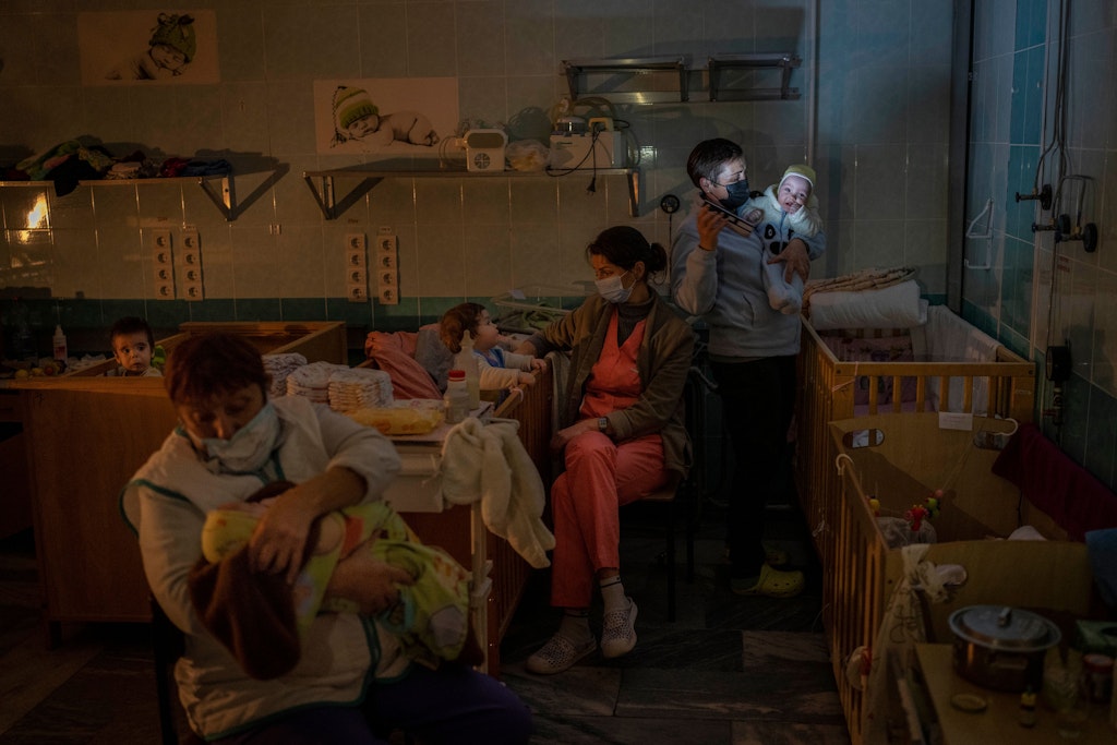 Verdunkelung in der Kinderklinik von Cherson, nur ein Handy gibt Licht für die drei Mitarbeiterinnen, die sich um die Waisen kümmern.