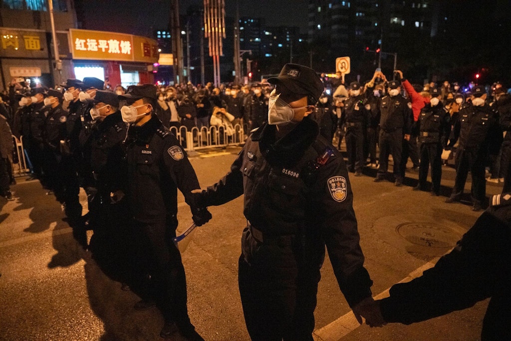 Proteste gegen Corona-Regelungen in China: Polizisten waren in Peking mit einem großen Aufgebot auf den Straßen präsent. 