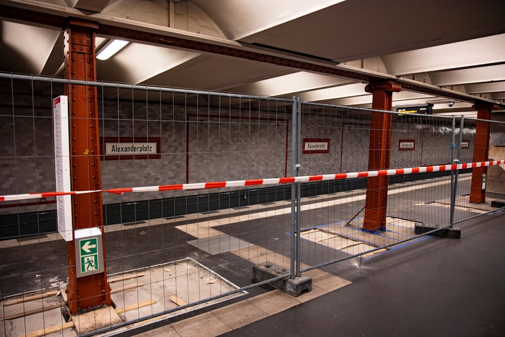 Das gesperrte Gleis in der U-Bahn Station der U2 am Alexanderplatz in: Bis zum Frühjahr 2023 soll die Unterbrechung der Linie dauern.