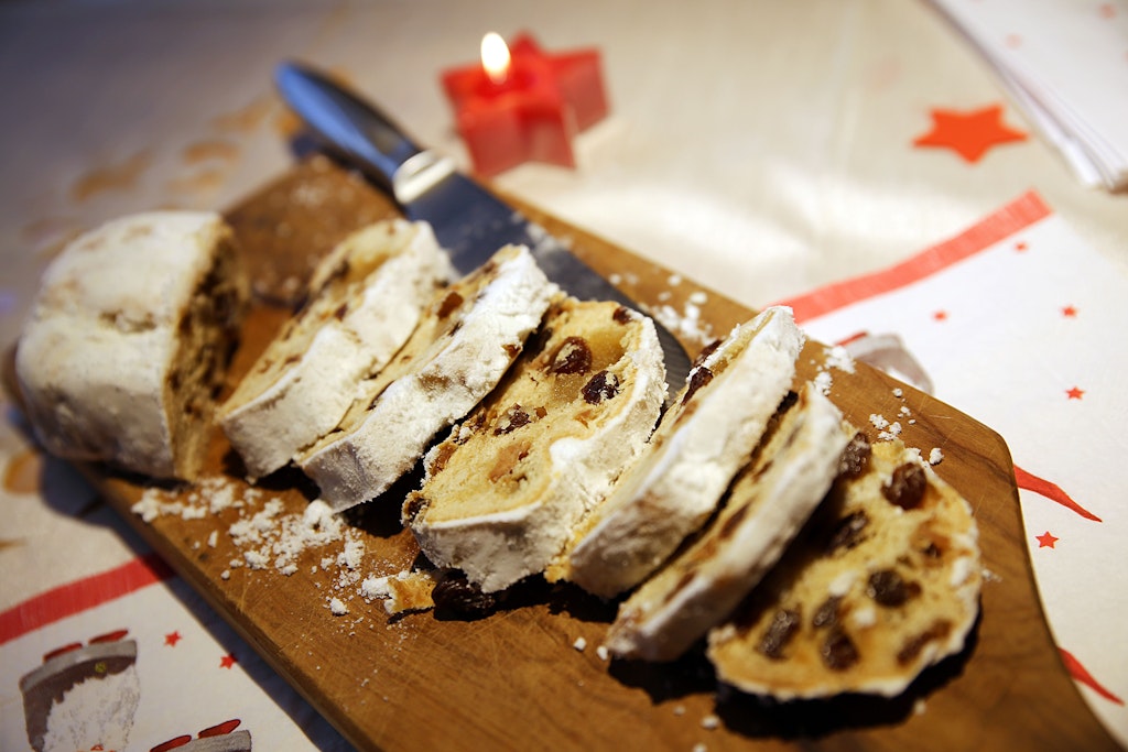 Viele Stollen werden traditionell mit Orangeat und Citronat gebacken. Die kleinen kandierten Würfelchen sind mehr Zucker als Frucht.