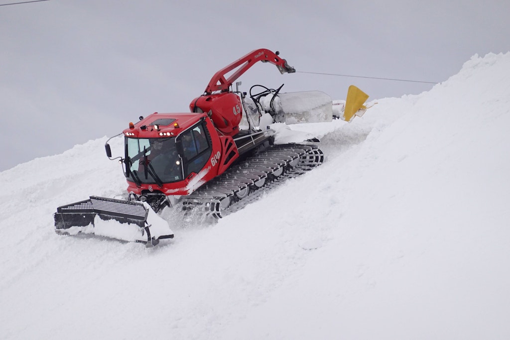Die Snowboarderin war mit einer Pistenraupe zusammengestoßen (Symbolbild).