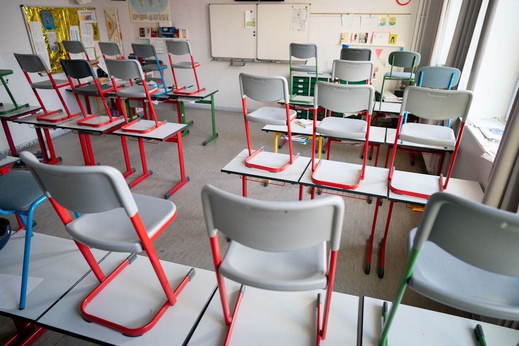 Die Stühle im Klassenraum bleiben oben: Der Lehrer ist krank, der Unterricht fällt aus.