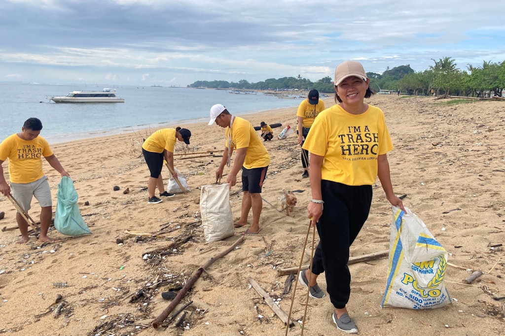 Die Immobilienmaklerin Chilien und andere „Trash Heroes“ bei einer ihrer Aktionen am Strand von Sanur . Eine kleine Gruppe von Umweltschützern zieht am frühen Morgen über den Strand von Sanur. 