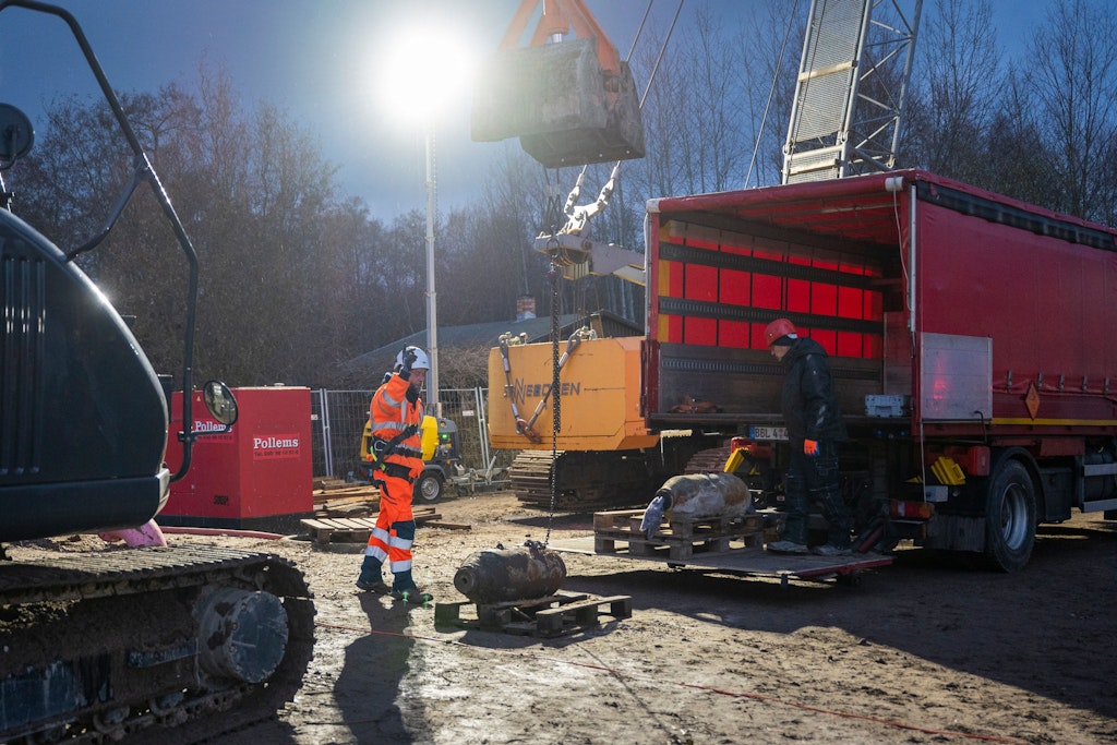 Auf der Baustelle an der ehemaligen Friedenthaler Schleuse in Oranienburg werden zwei entschärfte Weltkriegsbomben in einen LKW verladen. Für die Entschärfung wurde ein Sperrbereich mit einem Radius von 1000 Metern rund um den Fundort der beiden Bomben errichtet, 2800 Personen wurden evakuiert.