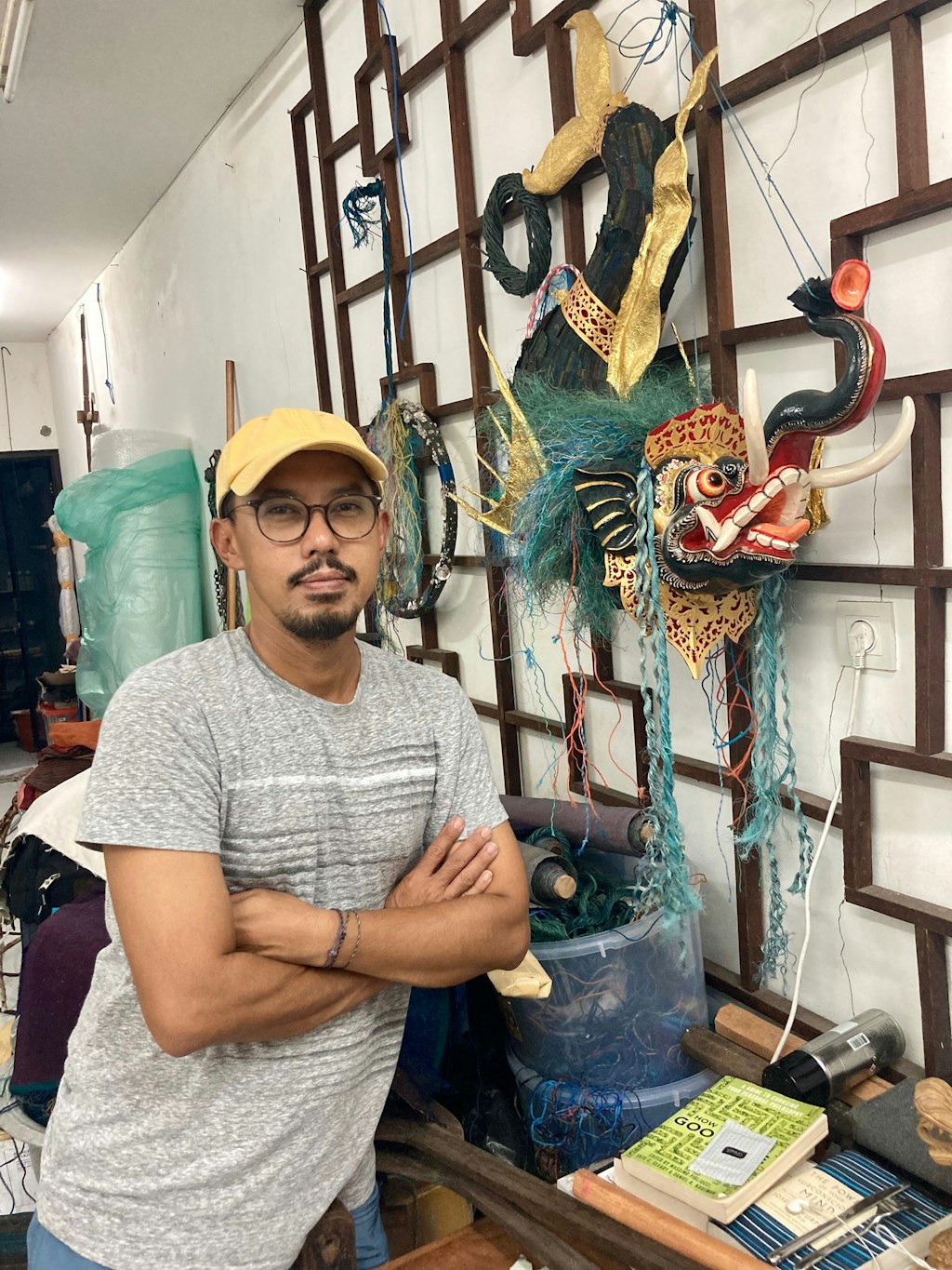 Der Künstler Ari Bayuaji in seinem Studio in Sanur. Aus alten Bootsseilen, die er in Mangrovenwäldern und Stränden einsammelt, fertigt der 47-Jährige wunderschöne Kunstwerke. 