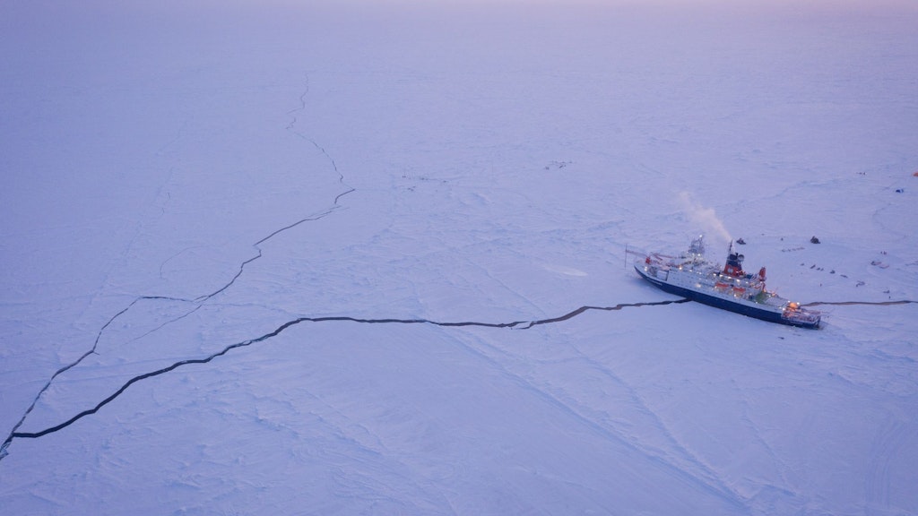 Das deutsche Forschungsschiff Polarstern liegt im Frühjahr 2020 während der einjährigen Mosaic-Expedition im Eis der Zentralarktis. 