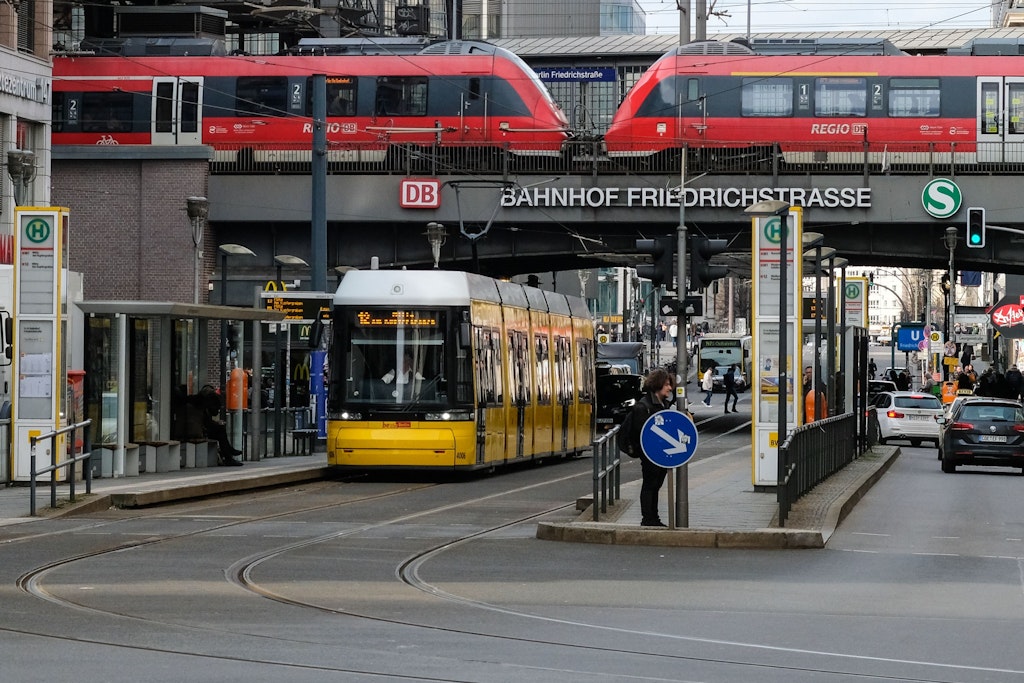 Bahnhof Friedrichstraße: Kommt das 49-Euro-Ticket nun noch im ersten Quartal?
