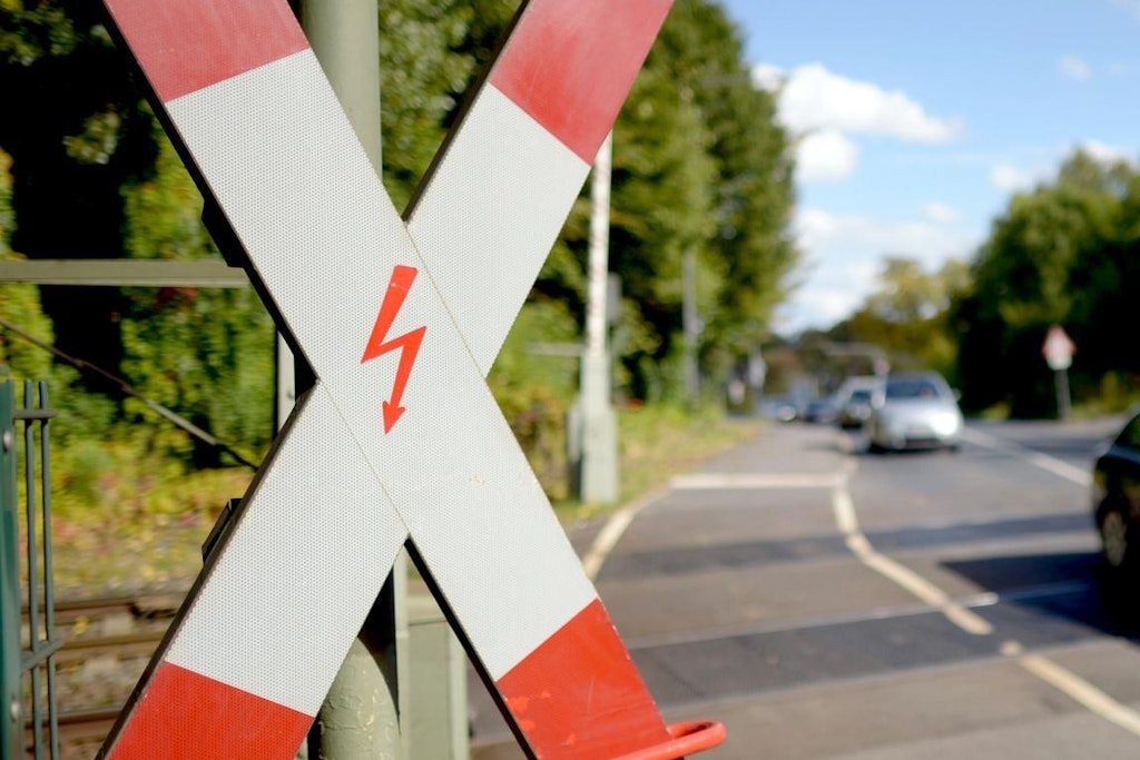 Der Bahnübergang war mit einem Umlaufgeländer gesichert. 