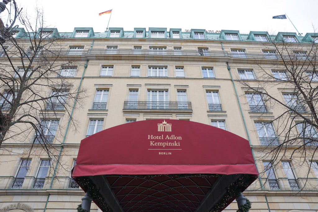 Blick auf den Eingang des Hotels Adlon. Das Verwaltungsgericht Berlin verhandelte am 08. Dezember 2022 über mögliche Ansprüche der Adlon-Erben auf Rückübertragung. 