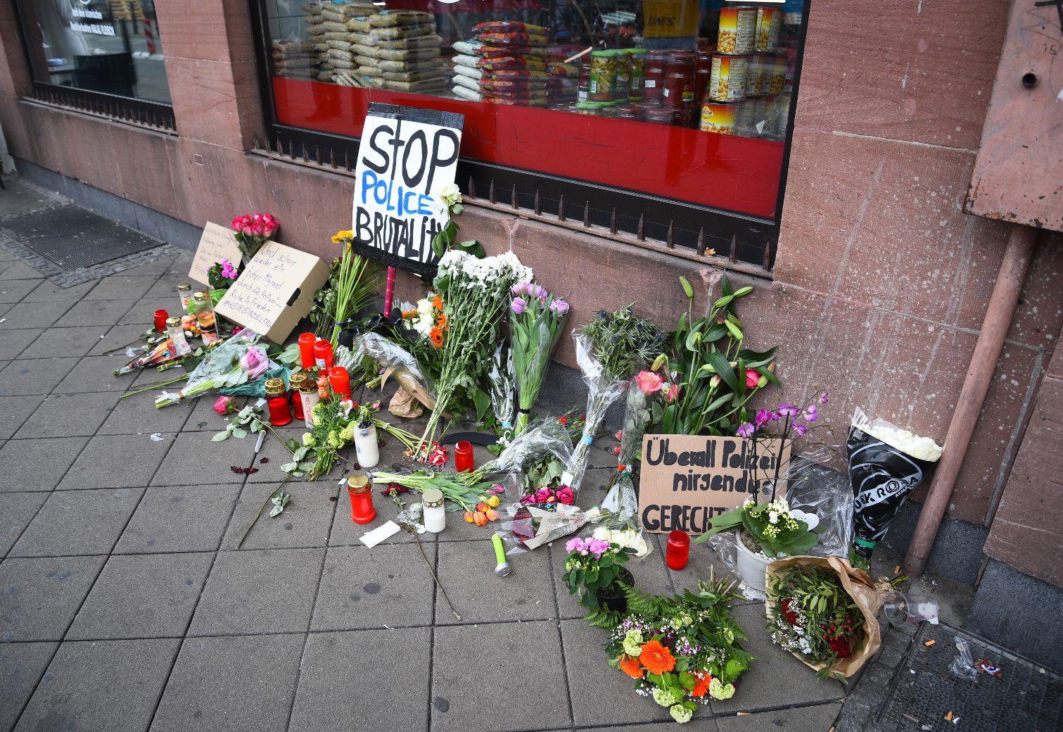 Mann Stirbt Nach Rabiaten Polizeieinsatz: Anklage Gegen Zwei Polizisten ...