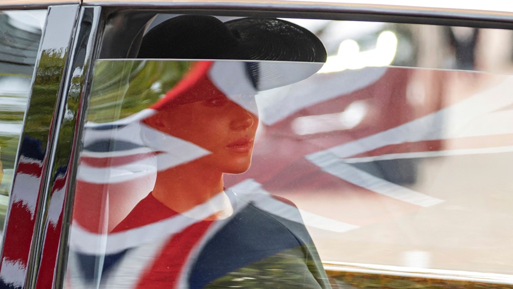 Die britische Fahne spiegelt sich im Fenster der Limousine, in der Meghan, Herzogin von Sussex, Westminster Abbey nach dem Staatsakt für Königin Elizabeth II. verlässt. Eine neue Doku soll das Königreich aufrütteln. 