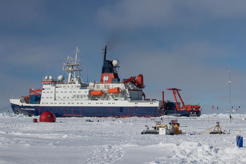Das Forschungsschiff „Polarstern“ liegt im Juni 2017 bei einer seiner Expeditionen im arktischen Meereis.