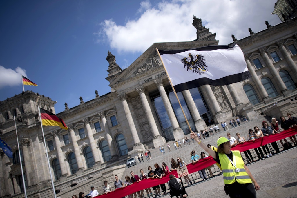 Protest von Reichsbürgern vor dem Reichstagsgebäude in Berlin: Auch die USA wollen helfen.