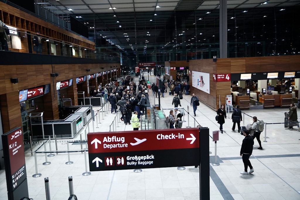 Fluggäste am Flughafen BER. Anders als in München war dort der Flugverkehr nicht eingeschränkt.