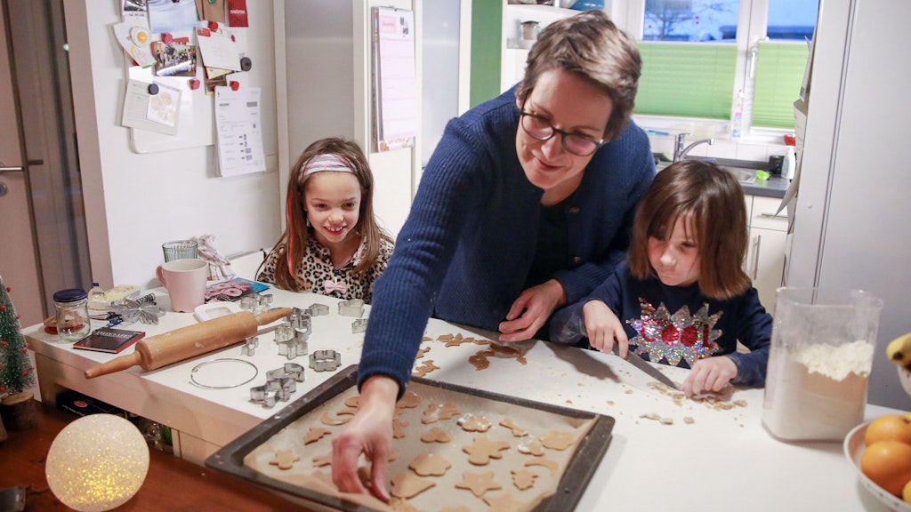 Gemeinsam Plätzchen backen gehört in Familien zur Vorweihnachtszeit einfach dazu. Dabei sollte man gut planen, um Energie zu sparen.