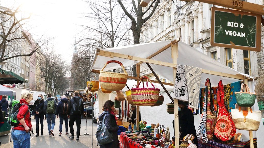 Wohnen im Prenzlauer Berg. Der Ökomarkt am Kollwitzplatz ist für die Berliner dieser Gegend stets einen Besuch mit Einkauf wert.