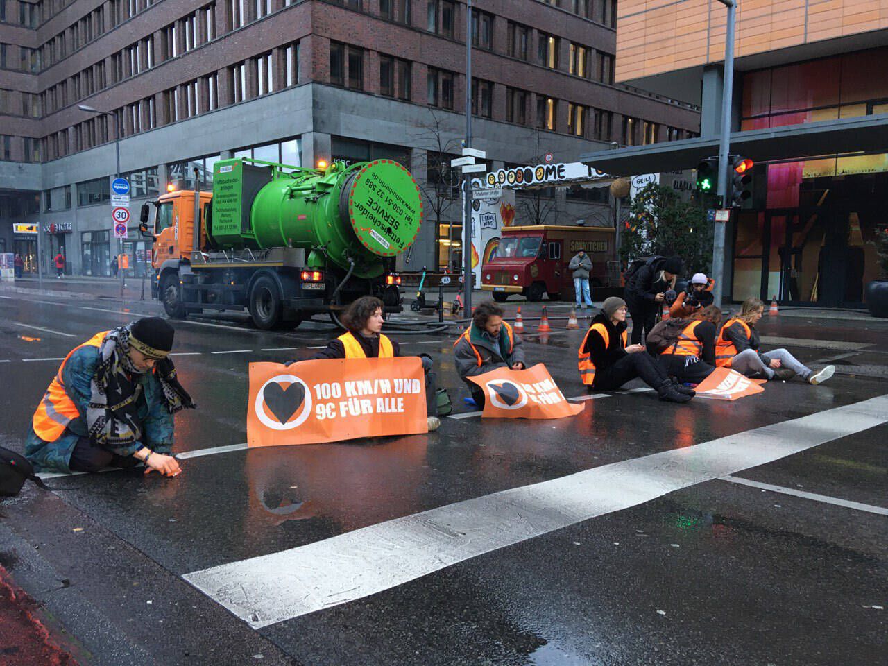 Mit VIDEO! Letzte Generation: Wütende Autofahrer Zerren Klima-Kleber ...