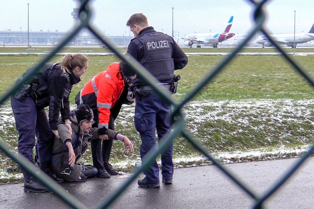 Zwei Beamte der Bundespolizei und ein Sicherheitsmitarbeiter steht mit einem sichergestellten Bolzenschneider an einem Zaun am BER-Flughafen. Aktivisten der Umweltschutzgruppe "Letzte Generation" hatten versucht auf das Rollfeld zu gelangen. 