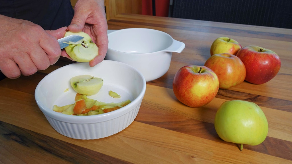 Für das tolle Apfelkuchen-Rezept als Auflauf braucht man eine Menge geschälter Äpfel.