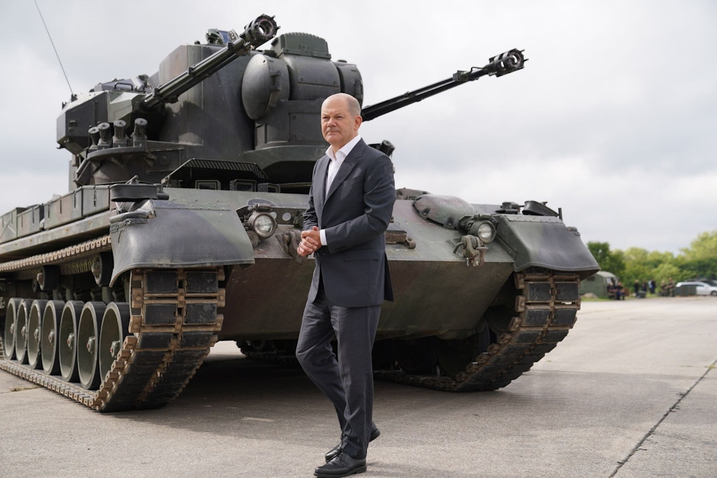 Bundeskanzler Olaf Scholz Ende August bei einem Besuch auf dem Truppenübungsplatz Putlos in Schleswig-Holstein, wo ukrainische Soldaten am Flugabwehrkanonenpanzer Gepard ausgebildet werden.