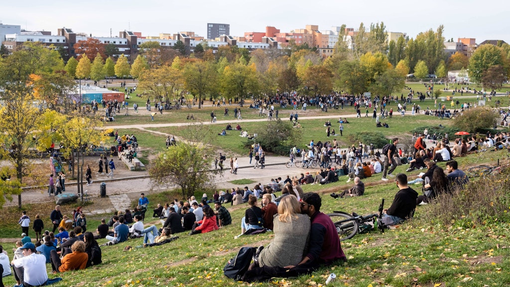 Viele Berliner und Touristen genießen im Berliner Mauerpark einen ungewöhnlich warmen Herbsttag. Es wird gegrillt und Straßenkünstler treten an verschieden Orten im Park auf. 