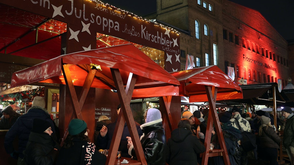 Buntes Treiben auf dem Lucia Weihnachtsmarkt in der Kulturbrauerei. 