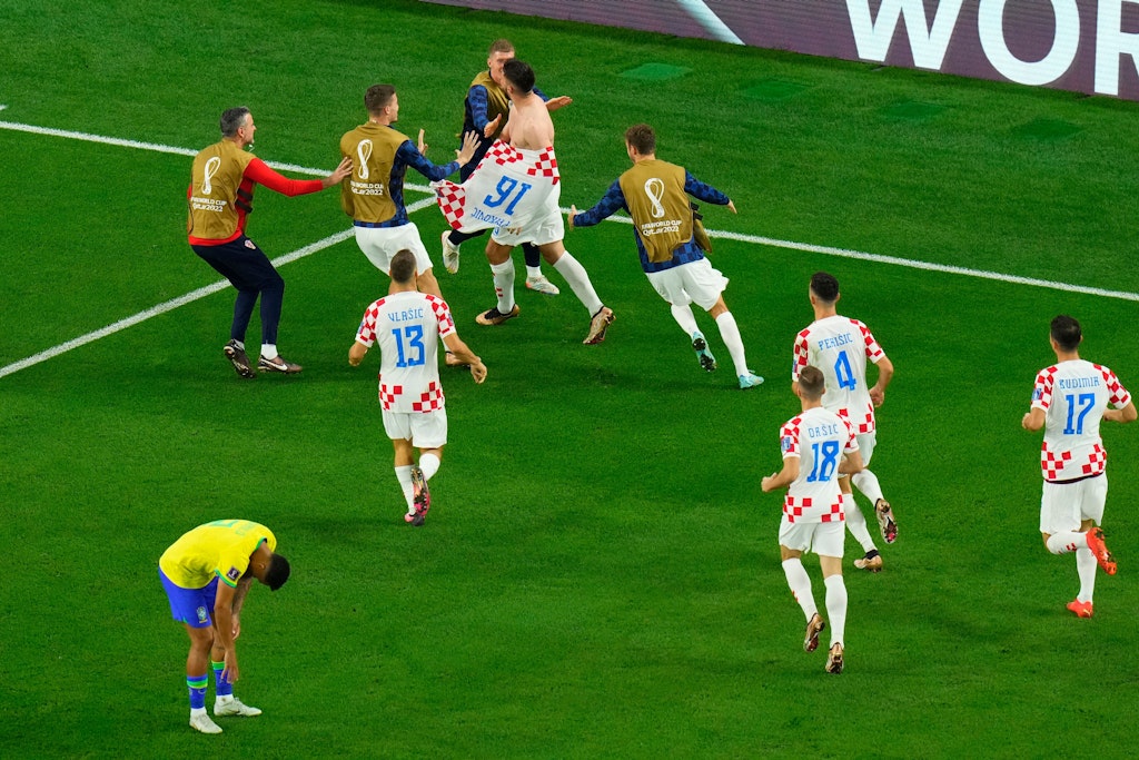 Kroatische Spieler nach dem 1:1 in der Verlängerung: Kroatien schießt Brasilien aus der WM!