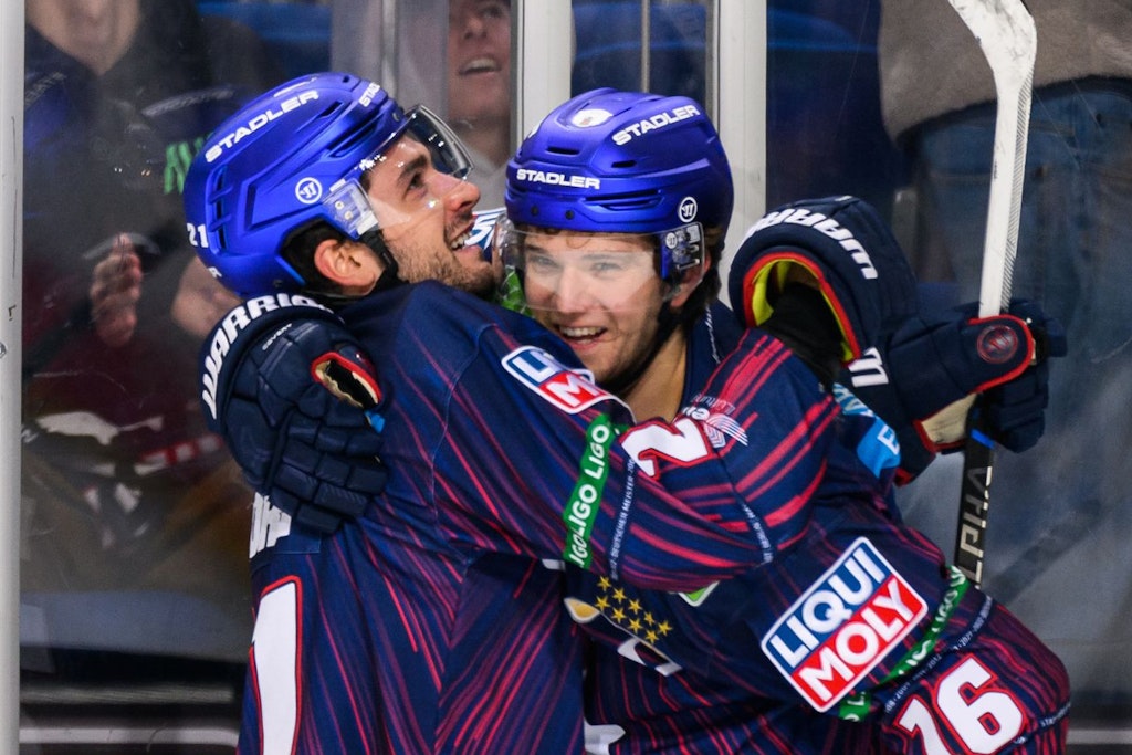 Doppelpacker Giovanni Fiore (l.) wird nach seinem Siegtor fast von Brendan Guhle erdrückt.