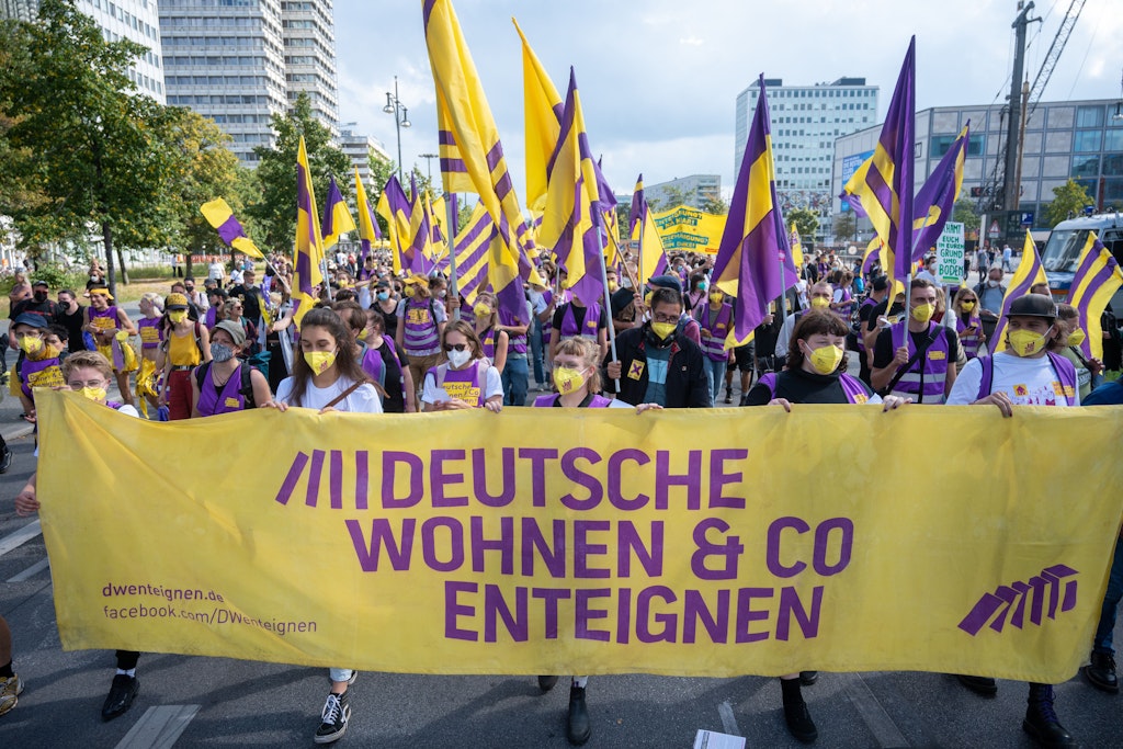 Bei einer Demonstration gegen hohe Mieten in Berlin halten Teilnehmer ein Transparent mit der Aufschrift «Deutsche Wohnen & Co enteignen». Seit Monaten laviert der Berlinre Senat um eine Entscheidung in Sachen Enteignung herum. Dabei hat ein Volksentscheid einen eindeutigen Auftrag gegeben. 