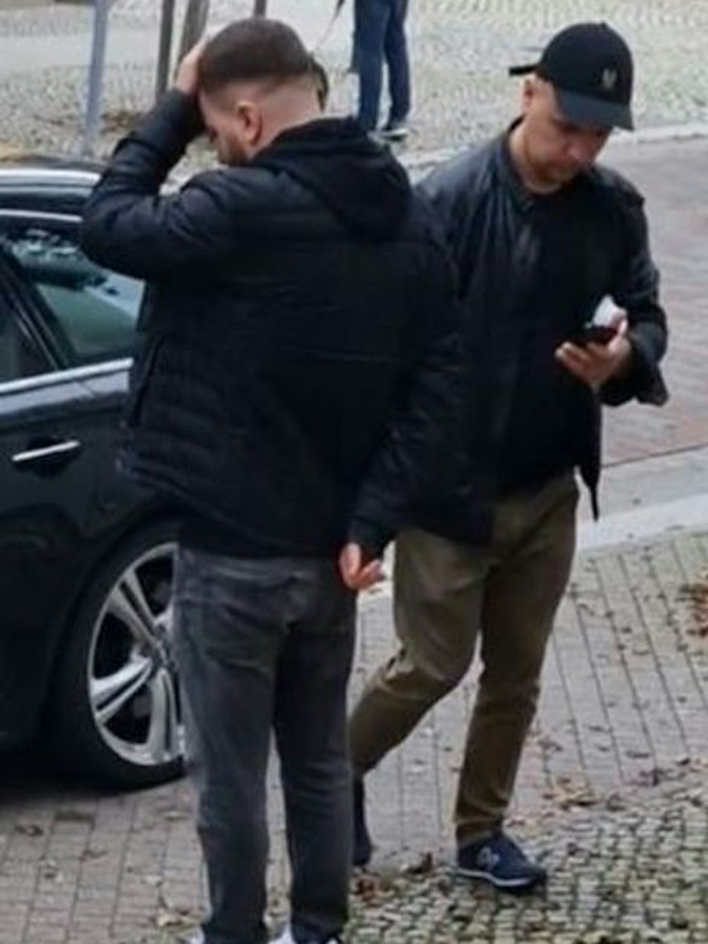 Das Berliner LKA sucht diese beiden Tatverdächtigen.