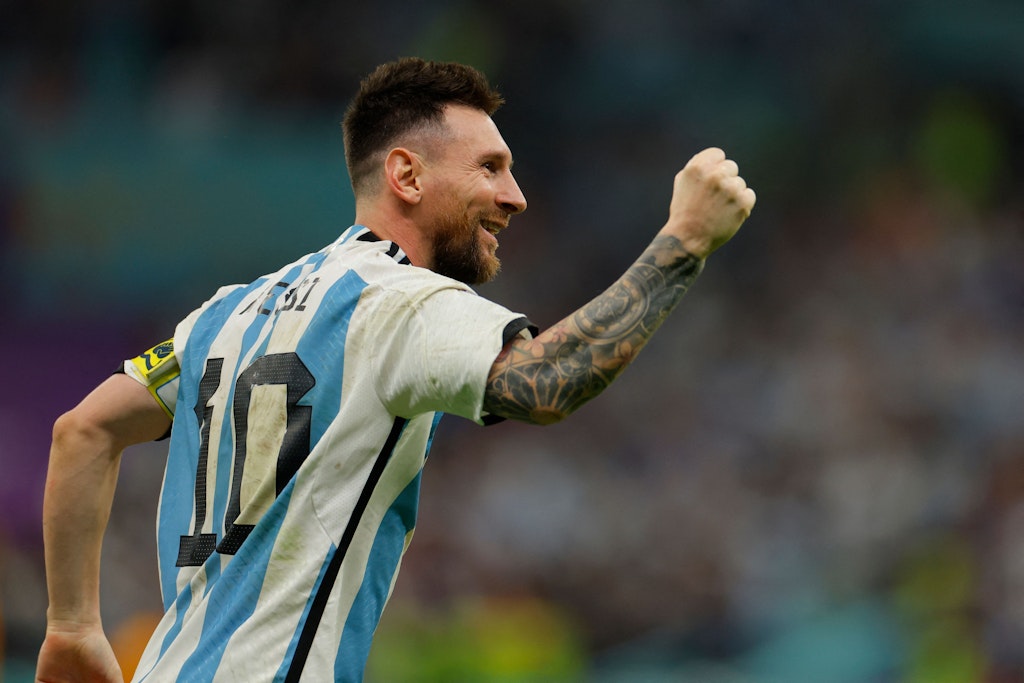 Lionel Messi feiert seinen verwandelten Elfmeter.