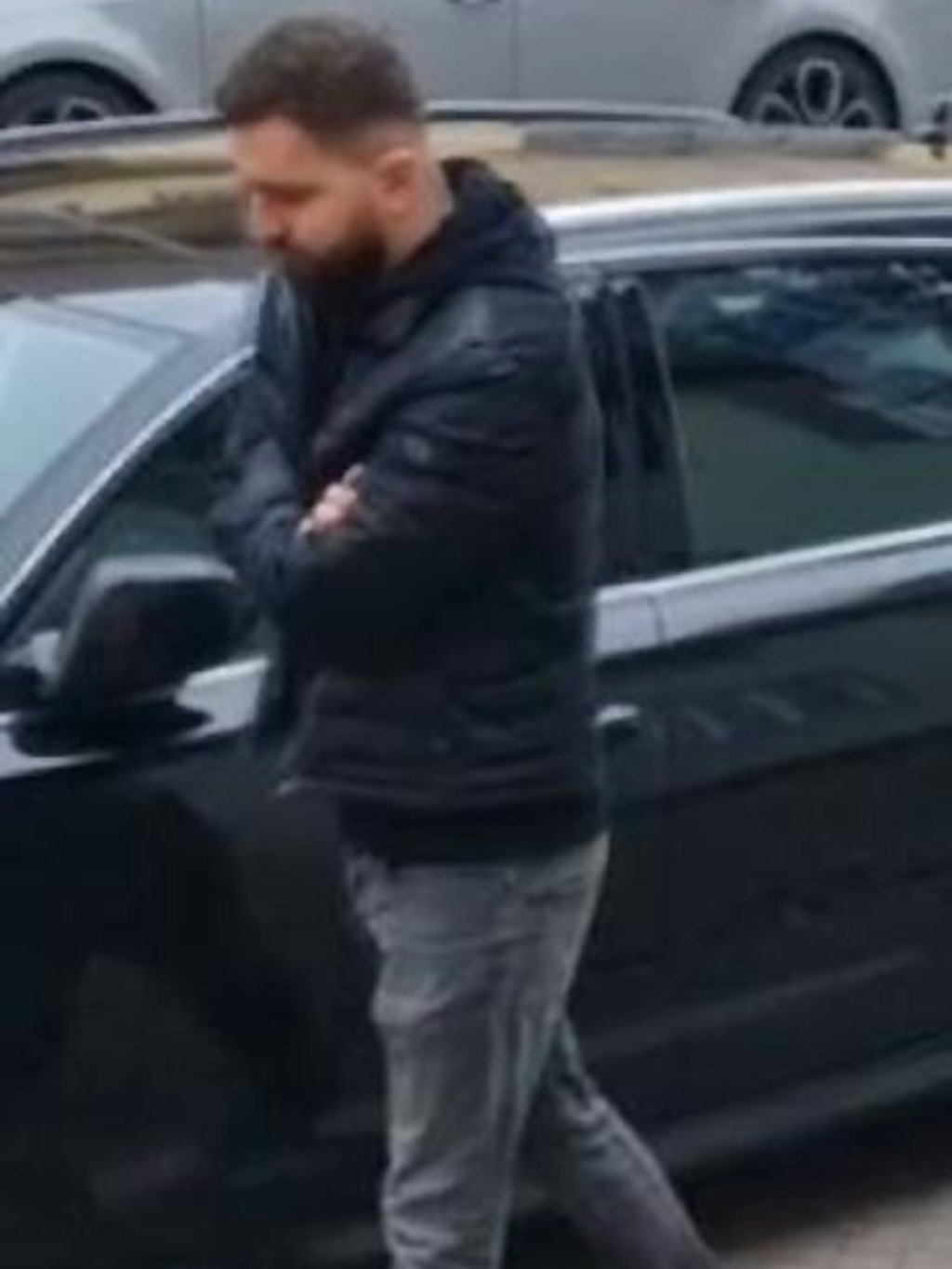 Einer der beiden Tatverdächtigen in einem Standbild des Videos.
