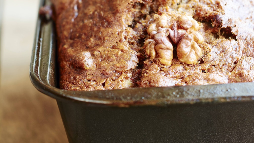 Das Brot kann man nach Belieben mit Nüssen oder Körnern pimpen.