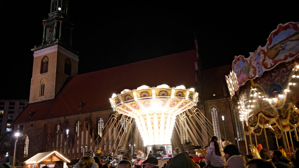 Ein Kettenkarussell Baujahr 1921 auf dem Weihnachtsmarkt am Roten Rathaus. Auch hier locken kleine Buden und nostalgische Karussells. 