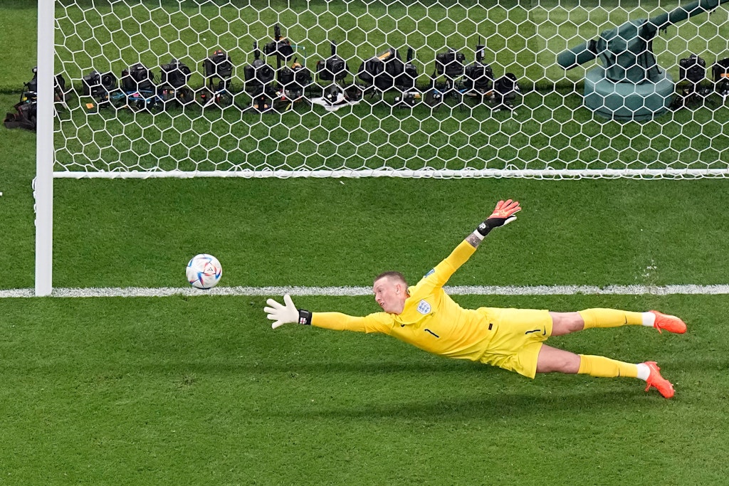 Jordan Pickford kann in der 17. Minute den Ball nicht erreichen.