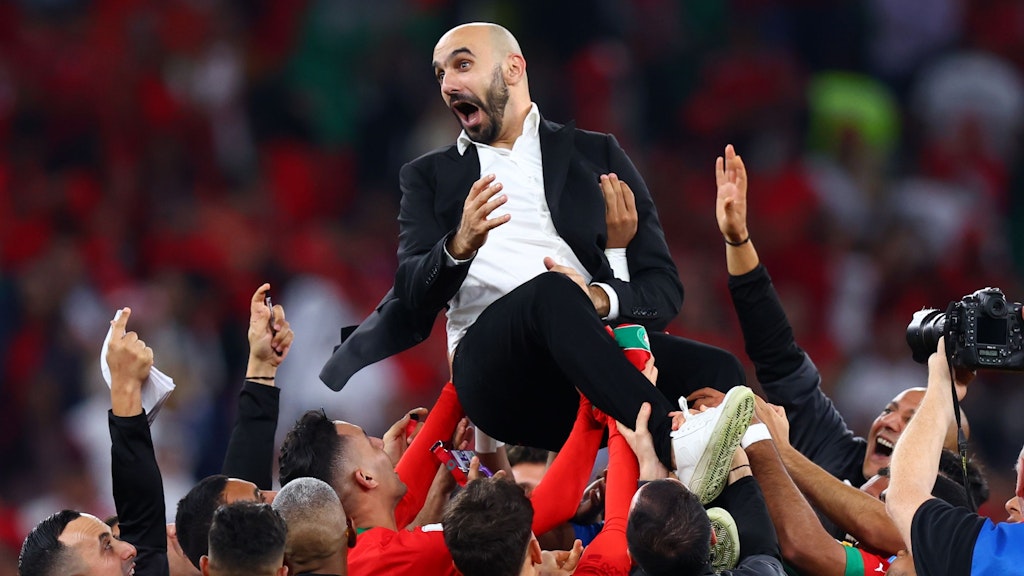 Der Abend des fliegenden Trainers: Das marokkanische Team bejubelt Walid Regragui.