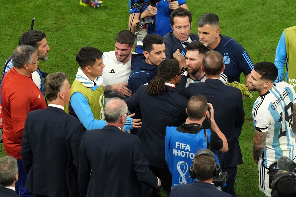 Lionel Messi gerät nach dem Spiel mit Co-Trainer Edgar Davids aneinander.