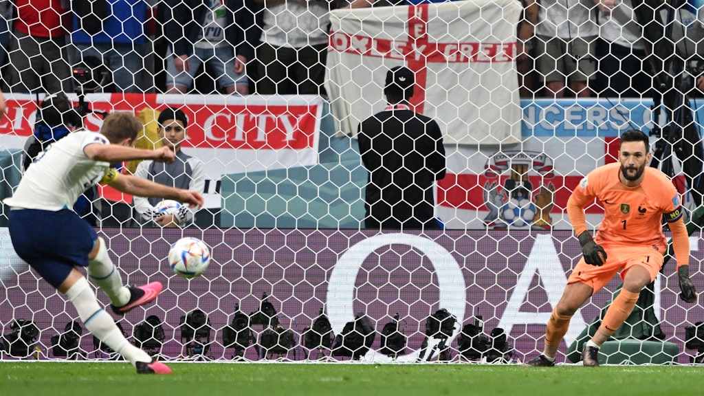 Den ersten Elfer haute Englands Harry Kane ins Netz hinter Frankreichs Hugo Lloris.